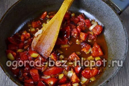 토마토와 함께 양파를 볶다