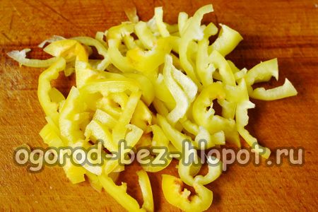 피망을 조각조각 자른다