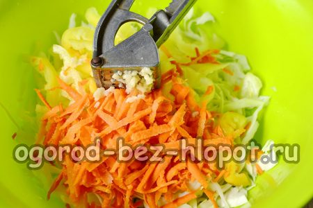 야채를 섞고 마늘을 첨가하세요