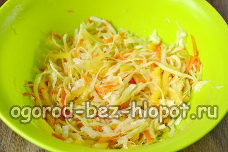 매리네이드를 준비해서 야채 위에 붓습니다.