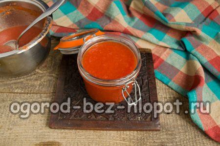 케첩을 병에 붓다