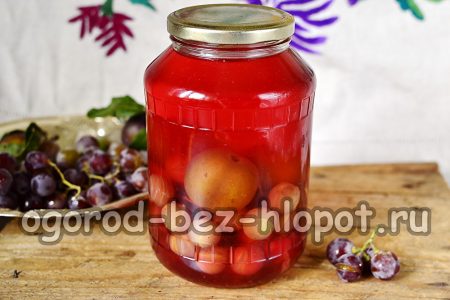 포도를 곁들인 자두 콤포트