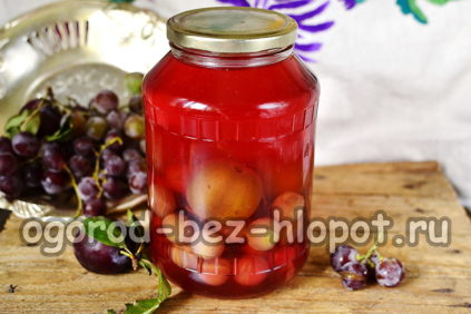 자두와 포도 콩포트