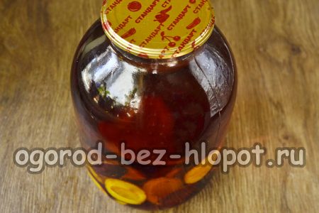 매실 위에 끓는 물을 붓는다