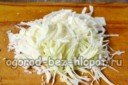 양배추를 중간 크기로 썰어 별도의 그릇에 담습니다.