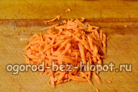 양배추에 강판한 당근을 넣으세요