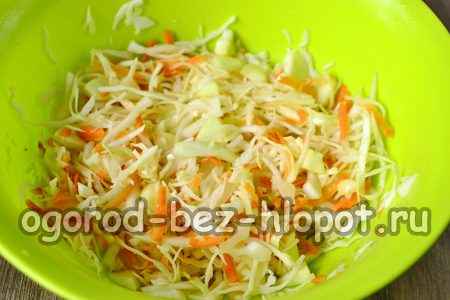 야채를 섞어 손으로 으깨고 향신료를 첨가합니다.