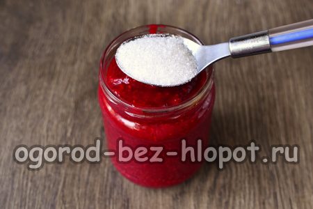 항아리 위에 설탕을 붓다