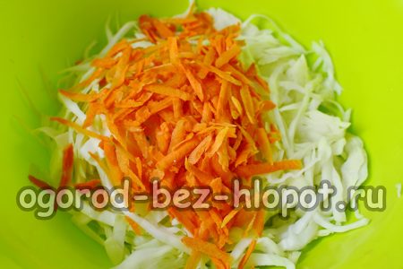 당근을 껍질을 벗기고 씻은 후 굵은 강판에 갈아줍니다.