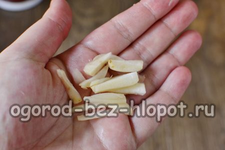 마늘을 얇게 썰어요