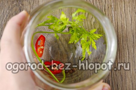 항아리 바닥에 향신료를 놓다