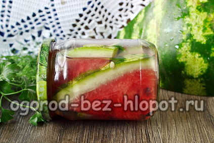 병에 담긴 절인 수박