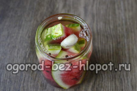 매리네이드를 붓는다