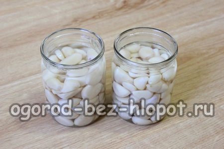 마늘 껍질을 벗기고 넣으세요