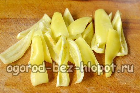 고추를 세로로 자르고 별도의 그릇에 따로 보관하세요.