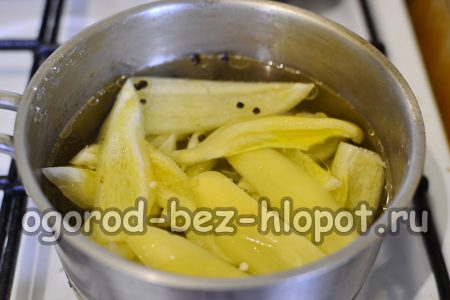 양념장이 끓으면 고추 1/3을 담그고 5분간 끓입니다.