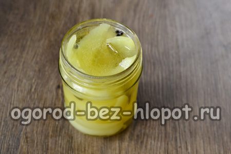 고추를 병에 넣고 양념장을 붓습니다.