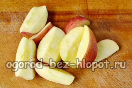 사과의 씨를 제거하고 4등분합니다.