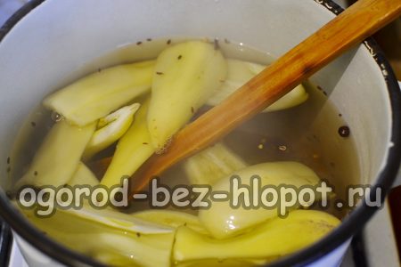 끓는 소금물에 피망을 조금씩 넣고 끓입니다.