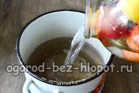 물을 냄비에 붓다