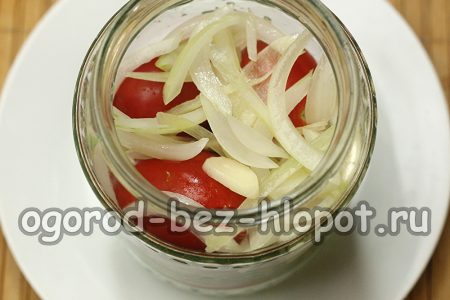 우리는 토마토를 깔아 놓는다