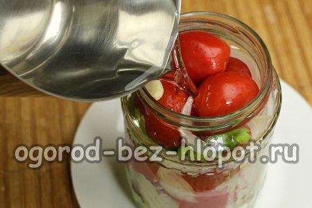 끓는 물을 붓습니다