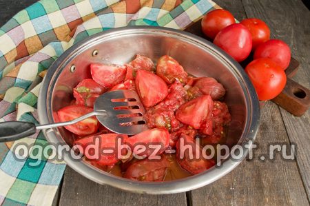 냄비에 담긴 토마토