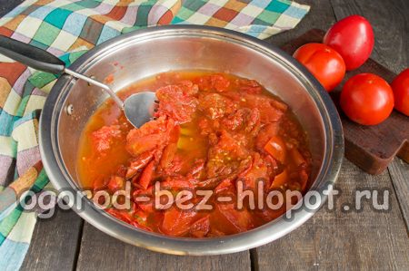 냄비에 담긴 토마토