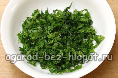 채소를 잘게 다진다