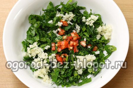 마늘과 고추를 다진다