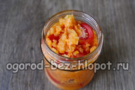 토마토 위에 드레싱을 붓는다