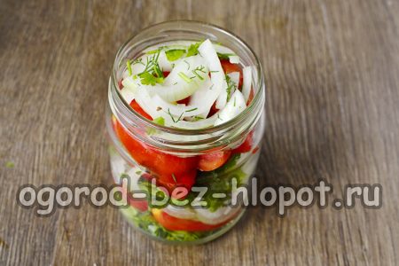 병 바닥에 후추알을 깔고, 양파, 허브, 토마토를 번갈아 넣고 식물성 기름을 첨가합니다.