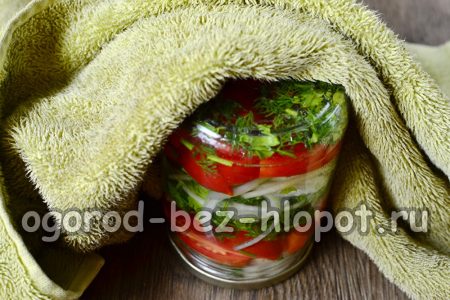 끓는 양념장을 병에 붓고 바로 말아서 뒤집어서 포장합니다.