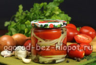 양파를 곁들인 반으로 자른 토마토