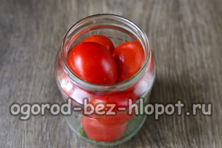 우리는 토마토로 항아리를 꽉 채웁니다