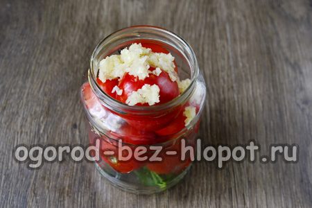 매리네이드를 준비하고, 병의 물을 빼고 마늘을 넣습니다.