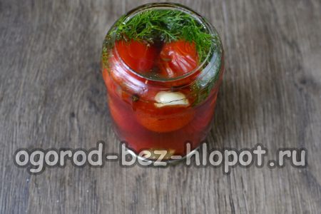 토마토를 뚜껑으로 덮다