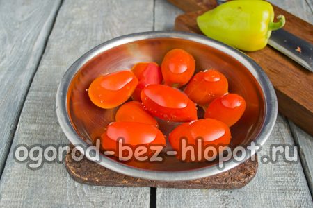 토마토 위에 끓는 물을 붓는다