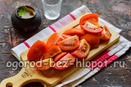 토마토를 작은 조각으로 자른다