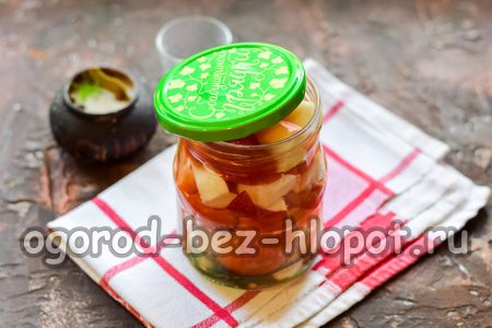 항아리에서 주입액을 빼내고 매리네이드를 준비한 후 다시 항아리에 붓습니다.