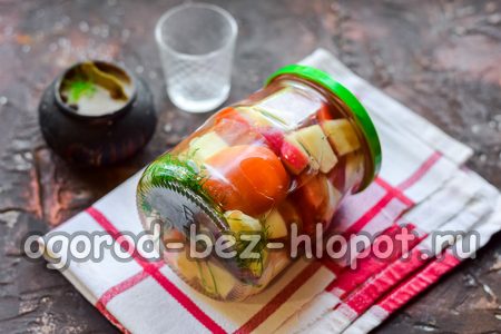 토마토와 사과는 겨울을 대비해 준비되었습니다.