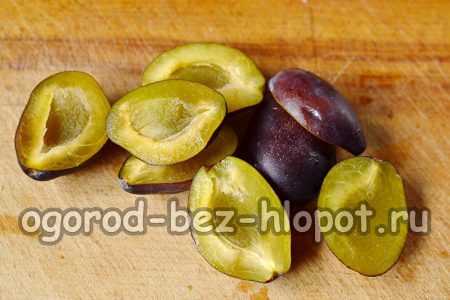 자두의 씨를 제거하고 반으로 자릅니다.