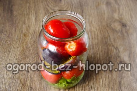 병 바닥에 향신료를 넣은 다음 토마토와 자두를 넣습니다.