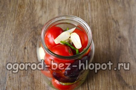 병에서 차를 빼내고 토마토에 마늘을 첨가합니다.