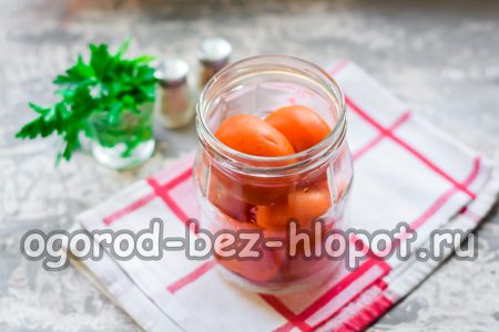 토마토로 항아리를 채우고 토마토가 서로 꼭 맞도록 여러 번 흔듭니다.