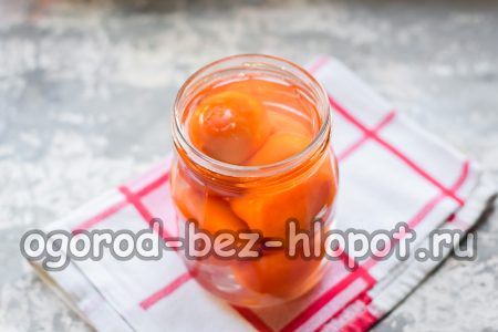 병에 담긴 토마토 위에 끓는 물을 붓습니다.