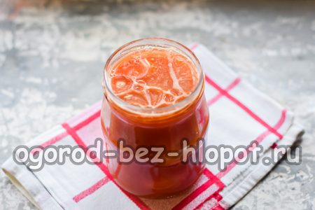 뜨거운 토마토를 토마토 병에 붓습니다.