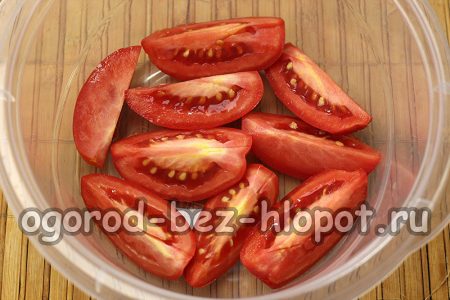 토마토를 조각으로 자르다