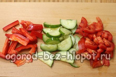 오이, 토마토, 고추를 자른다