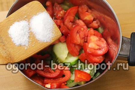 야채 혼합물에 소금과 설탕을 넣으세요